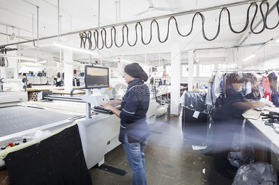 女工在服装厂操作制造机器